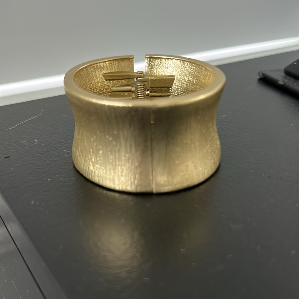Open Edit NEW Ribbed Hinge Bracelet - Picture 4 of 5